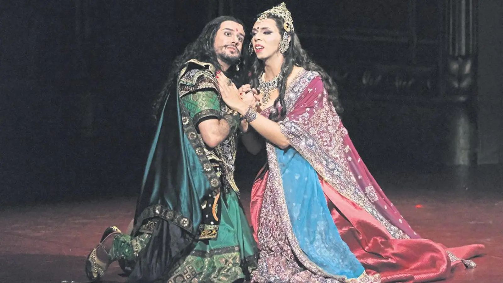 Entsprechend den Normen der neapolitanischen Oper vor 280 Jahren, übernahmen Männer sämtliche Rollen auf der Bühne – auch die der weiblichen Charaktere. Im Bild: Der indische König Poro und und die indische <br>Königin Cleofide. (Foto: Bayreuth Baroque / Falk von Traubenberg)