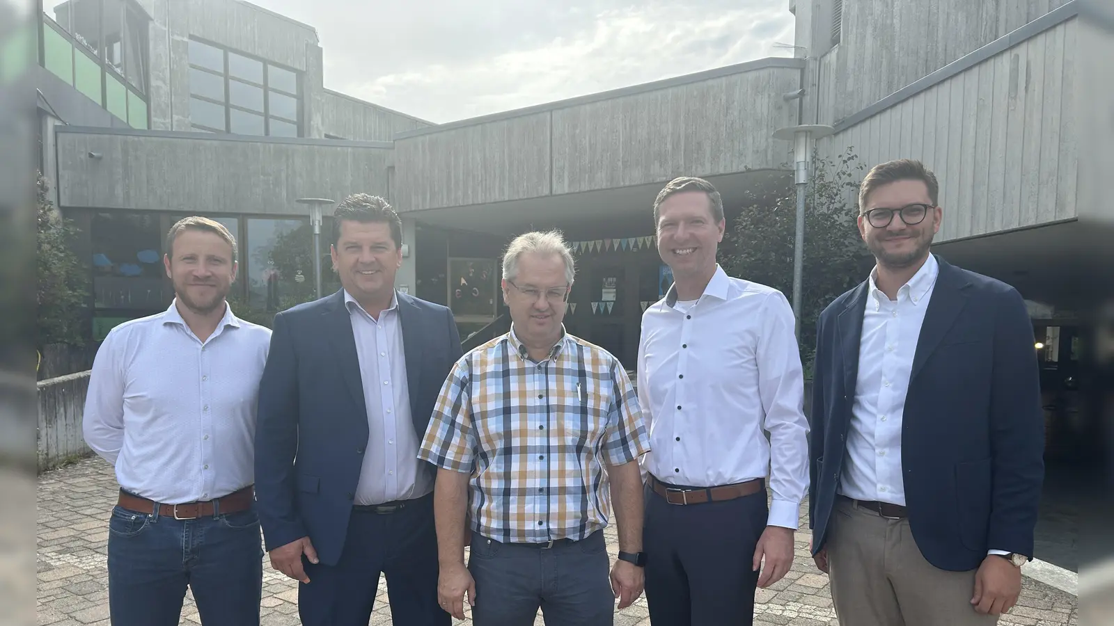 Startschuss: Martin Dannhäußer (mitte) freut sich auf die Sanierung der Robert-Kragler-Grundschule in Creußen.  (Foto: jm)