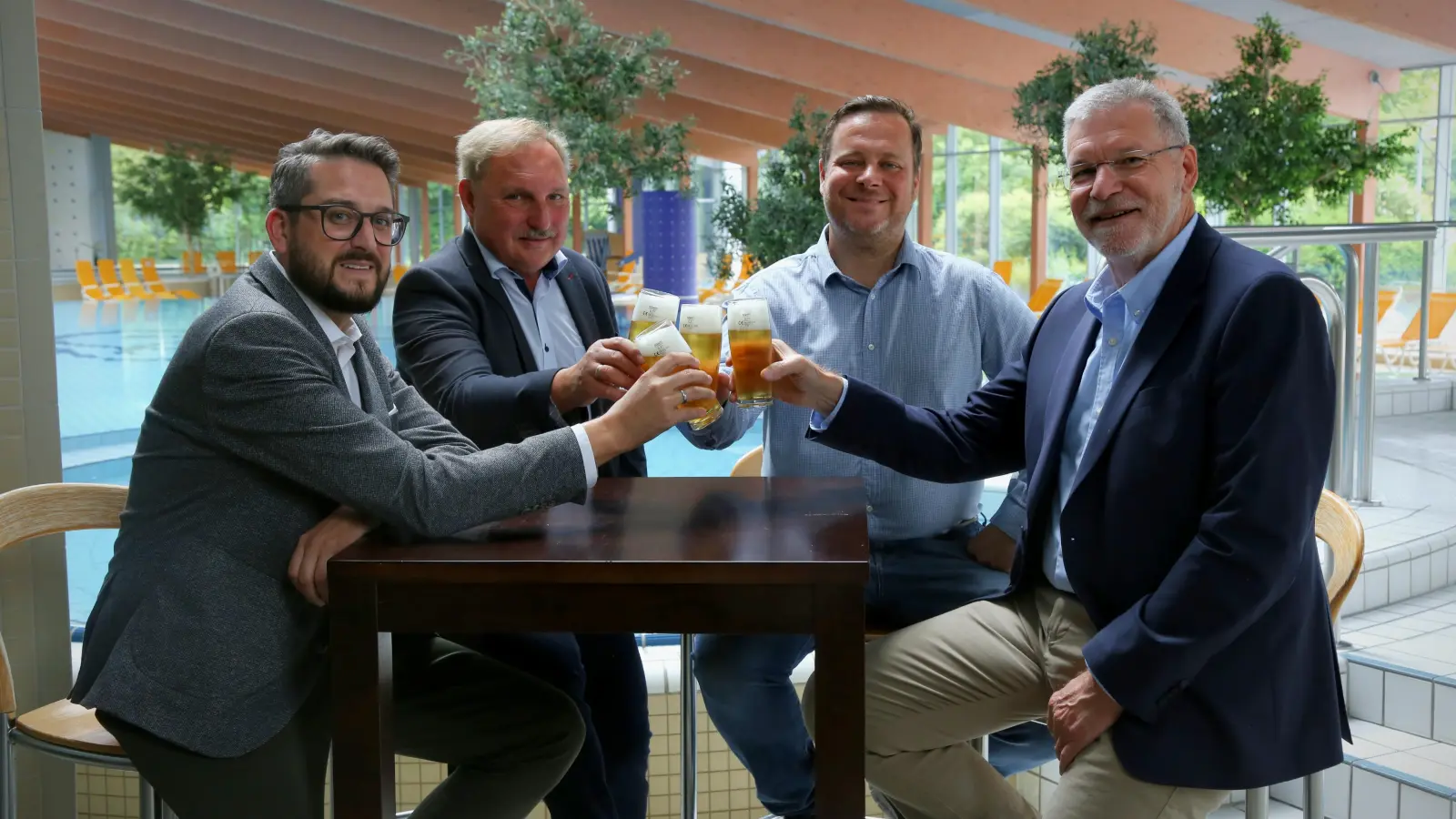 V.l.: Benjamin Beyer, Leiter Lohengrin Therme, Harald Schmid, Bäderleiter, Stadtwerke Bayreuth, neuer Pächter Jonas Müller und Jürgen Bayer, Geschäftsführer, Stadtwerke Bayreuth.  (Foto: red )