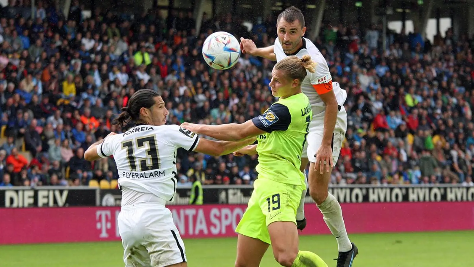 Die SV Elversberg besiegte 1860 München zu Hause mit 4:1. V.l.n.r.: Marcel Correia (SVE), Fynn Lakenmacher (1860 München) und Kevin Conrad (Kapitän/SVE) (Foto: SV Elversberg)