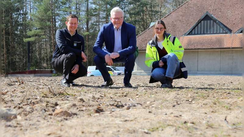Markus Rützel (Geschäftsführer Stadtwerke Bayreuth), Oberbürgermeister Thomas Ebersberger, Helena Skrobranek (Abteilungsleiterin Gas und Wasser bei den Stadtwerken Bayreuth) (Foto: Stadtwerke Bayreuth)