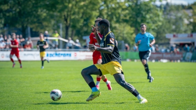 Kelvin Onuigwe (am Ball) kurbelte die Sturmaktivitäten der Altstadt in Buchbach beständig an. (Foto: SpVgg Bayreuth/Simon Helfensdörfer)