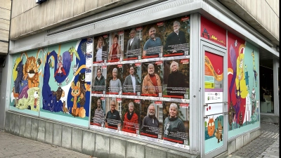 Wo vorher fantasievolle Comicfiguren Bayreuther Grundschulkinder die Schaufenster schmückten, machen Plakate auf eine Veranstaltung für das Ehrenamt aufmerksam.  (Foto: gmu)