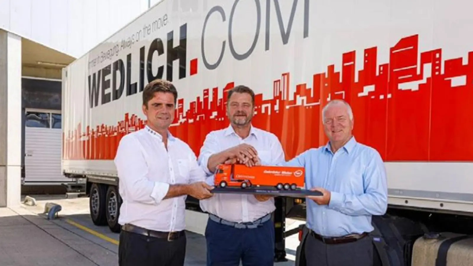 V.l. Christian und Alfred Wedlich, Geschäftsführer<br>Wedlich, und Werner Dettenthaler, Geschäftsführer Landverkehr Deutschland bei Gebrüder Weiss. (Foto: Gebrüder Weiss/Köhler)