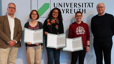 v.l.n.r.: Universitätspräsident Prof. Dr. Stefan Leible, Dr. Franziska Zahn, Prof. Dr. Nella M. Vargas-Barbosa, Prof. Dr. Lena Kästner, Schatzmeister des Universitätsvereins Georg Riesner (Foto: Peter Kolb)
