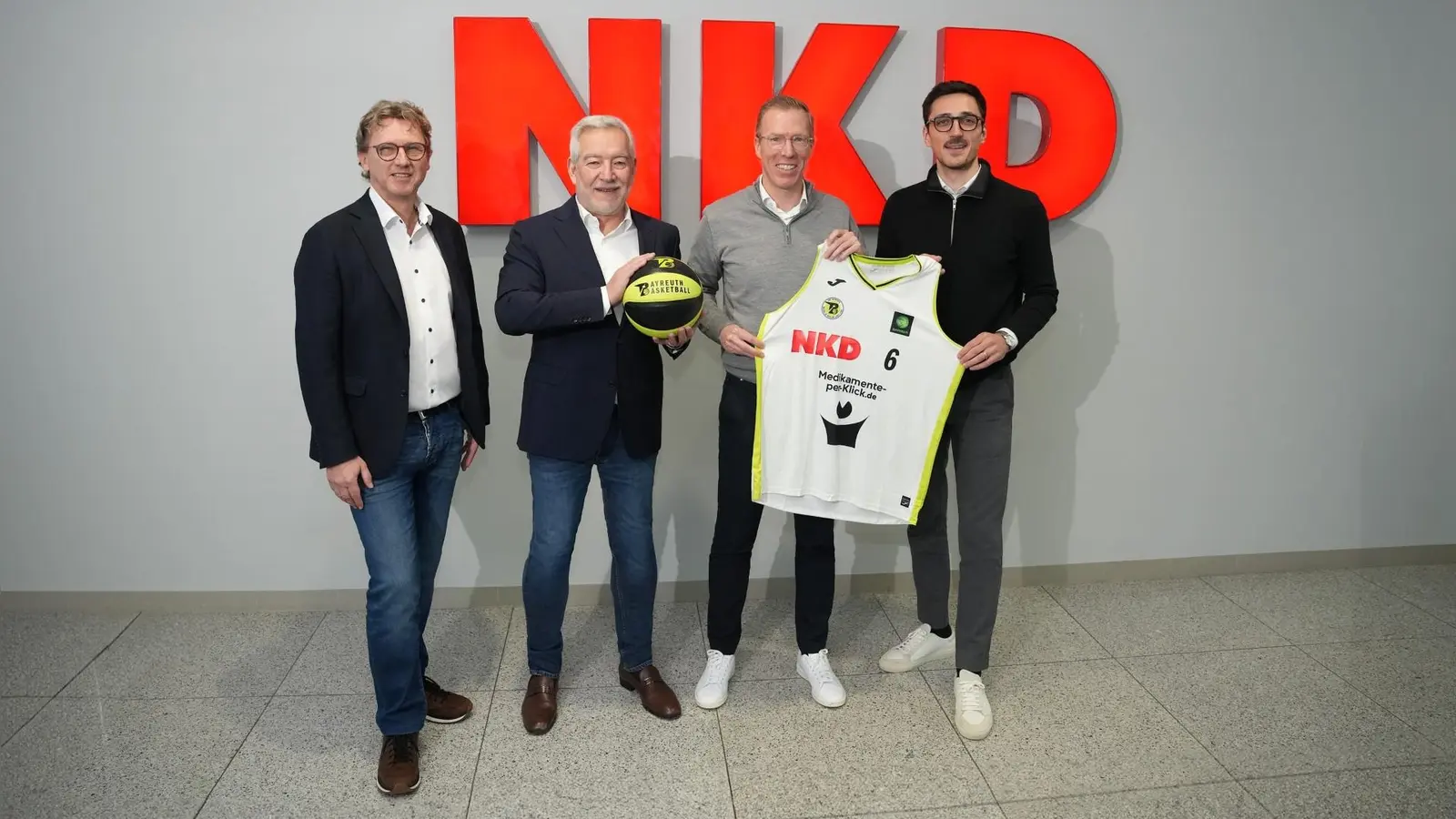 NKD-CSO Christian Welles, NKD-CEO Alexander Schmökel, NKD-CFO Nils Bolender und BBC Bayreuth-Geschäftsführer Friedrich Hartung (von links) freuen sich über die vertiefte Partnerschaft. (Foto: Thorsten Ochs)