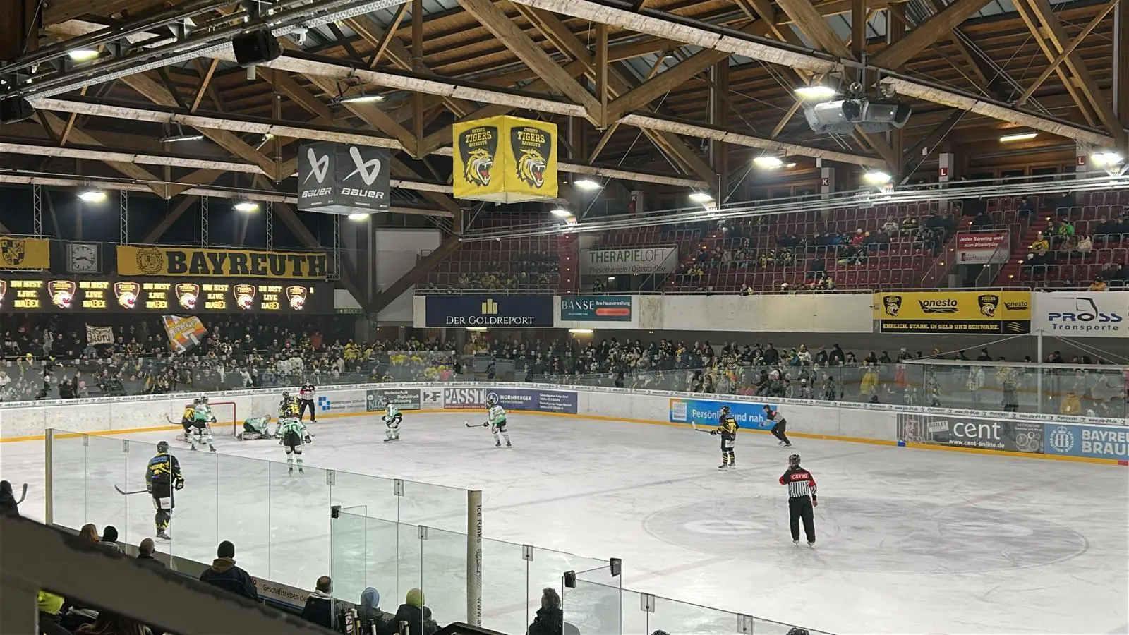 Wer bei allen Spielen der onesto Tigers in der neuen Oberligasaison im „Tigerkäfig” (Bild) dabei sein will, sollte sich ab 17. Juni um Dauerkarten kümmern. (Foto: jm)