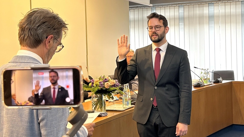 Dr. Andreas Zippel legt den Amtseid ab. (Foto: gmu)