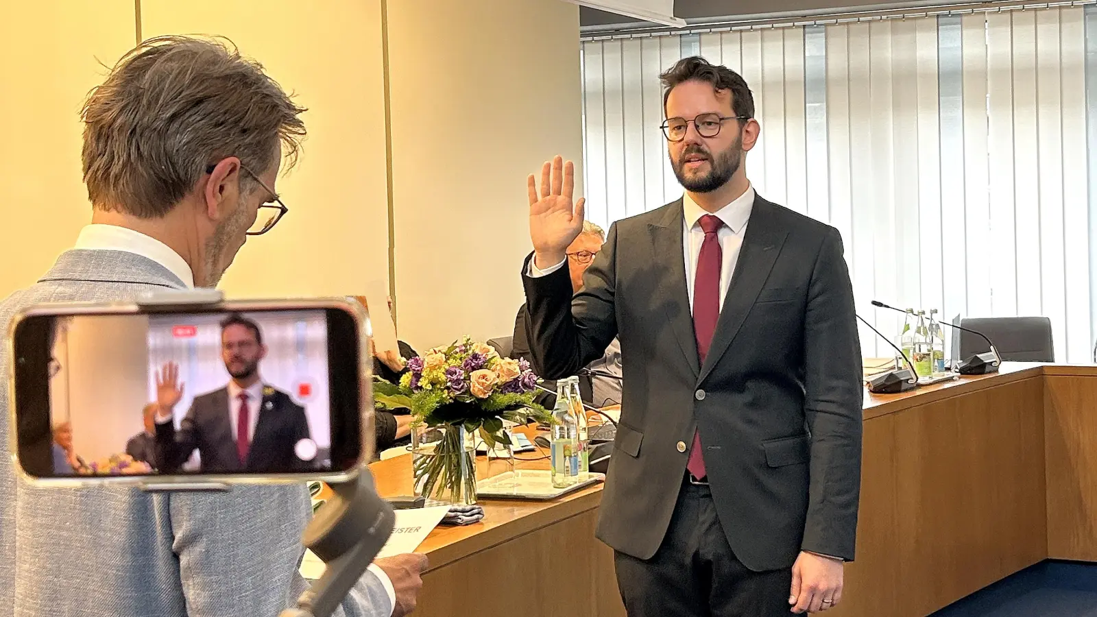 Dr. Andreas Zippel legt den Amtseid ab. (Foto: gmu)