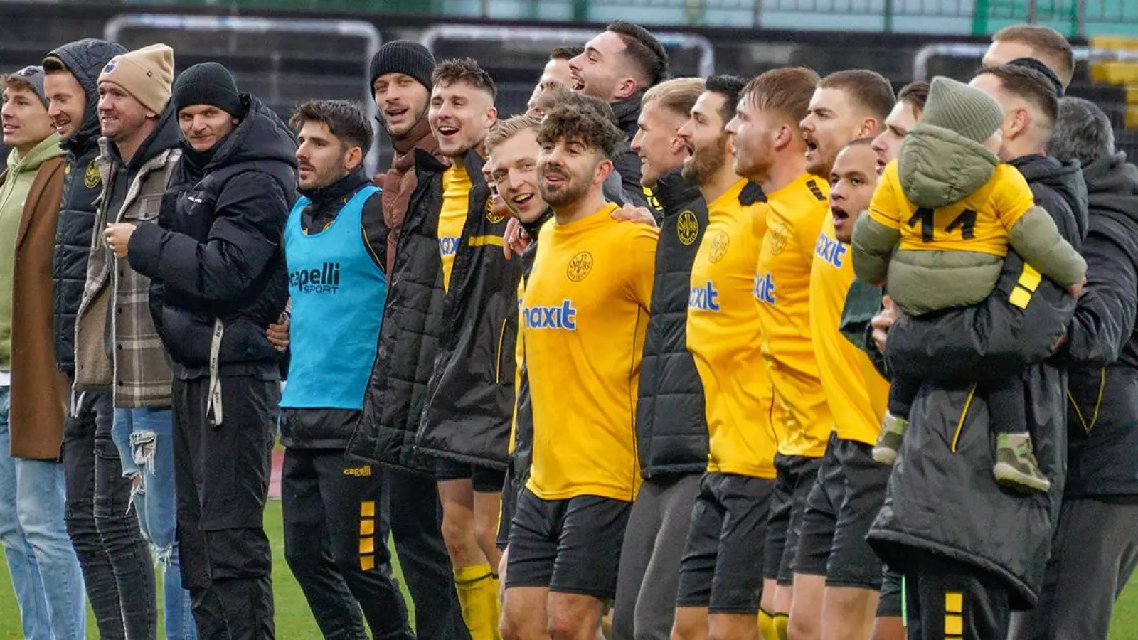 Die SpVgg Bayreuth nach dem Dortmund-Sieg vor eigenem Publikum. (Foto: Dörfler)