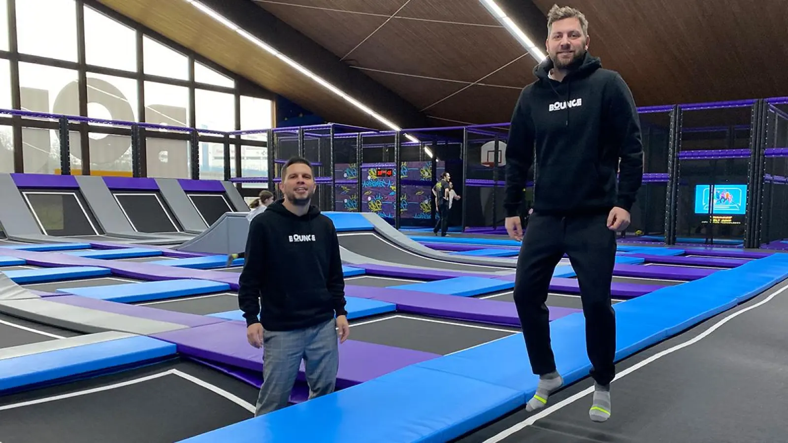 Auf und nieder, immer wieder: Marco Konradi (li.) und Kenzo Habnitt (re.) auf zwei der insgesamt 71 Trampoline. (Foto: jle)