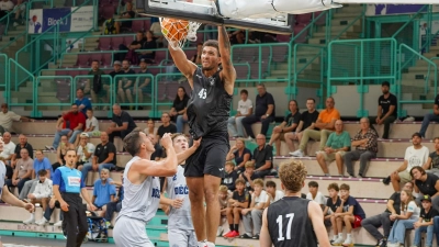 Dee neue MpK Bayreuth-Center Collin Metcalf (beim Dunking) kam im Testspiel gegen den tschechischen Erstligisten Decin auf zehn Punkte. (Foto: sd)
