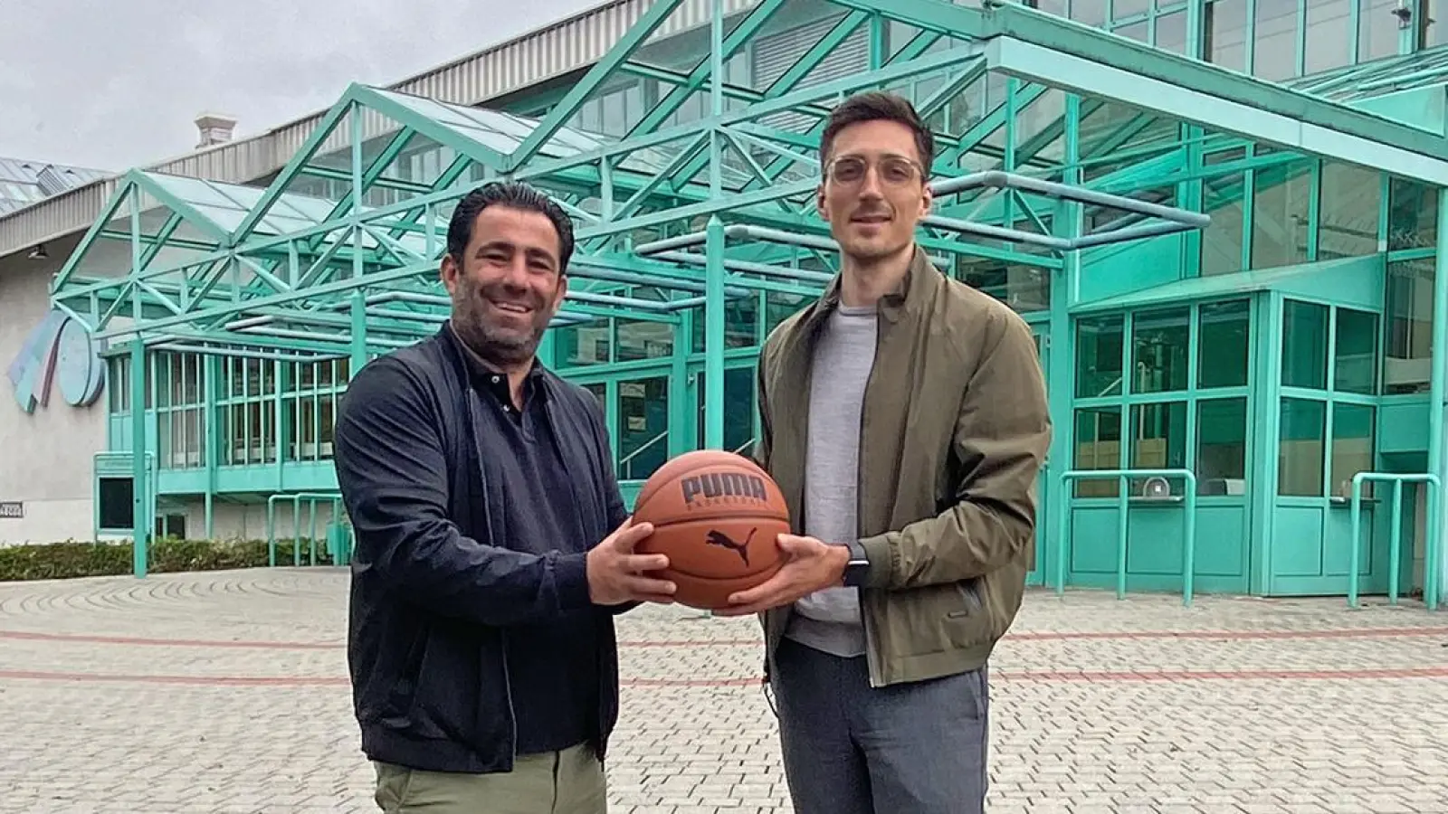 Der Basketball im Mittelpunkt: V.l. Alexis Karypidis, 2. Vorsitzender BBC Bayreuth e.V., und Geschäftsführer BBC Bayreuth Spielbetrieb GmbH Friedrich Hartung. (Foto: Lenkeit)