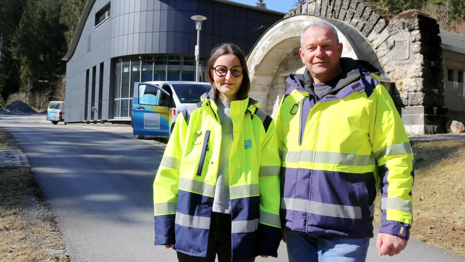 Helena Skrobranek und Oliver Becker von den Stadtwerken Bayreuth. (Foto: red)