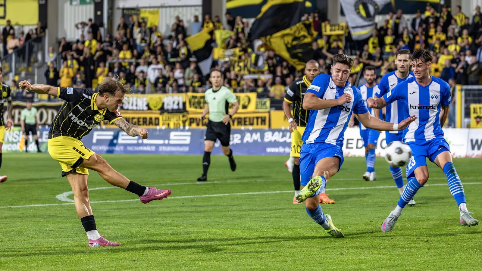 Felix heim (hier im Heimspiel gegen Illertissen) ist nach seiner langen Verletzungspause zurück, gab dem Team wichtige offensive Impulse und traf zum 1:1-Ausgleich beim VfB Eichstätt. (Foto: Archiv/Dirk Ellmer)