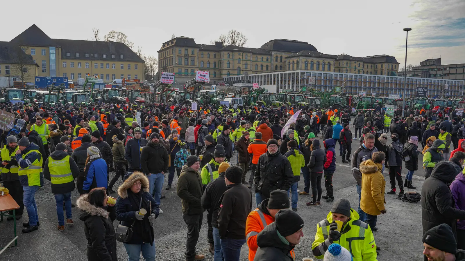 Kundgebung auf dem Volksfestplatz: Am 8. Januar 2024 versammelten sich dort Landwirte, Logistiker und Handwerker. (Foto: Stefan Dörfler)