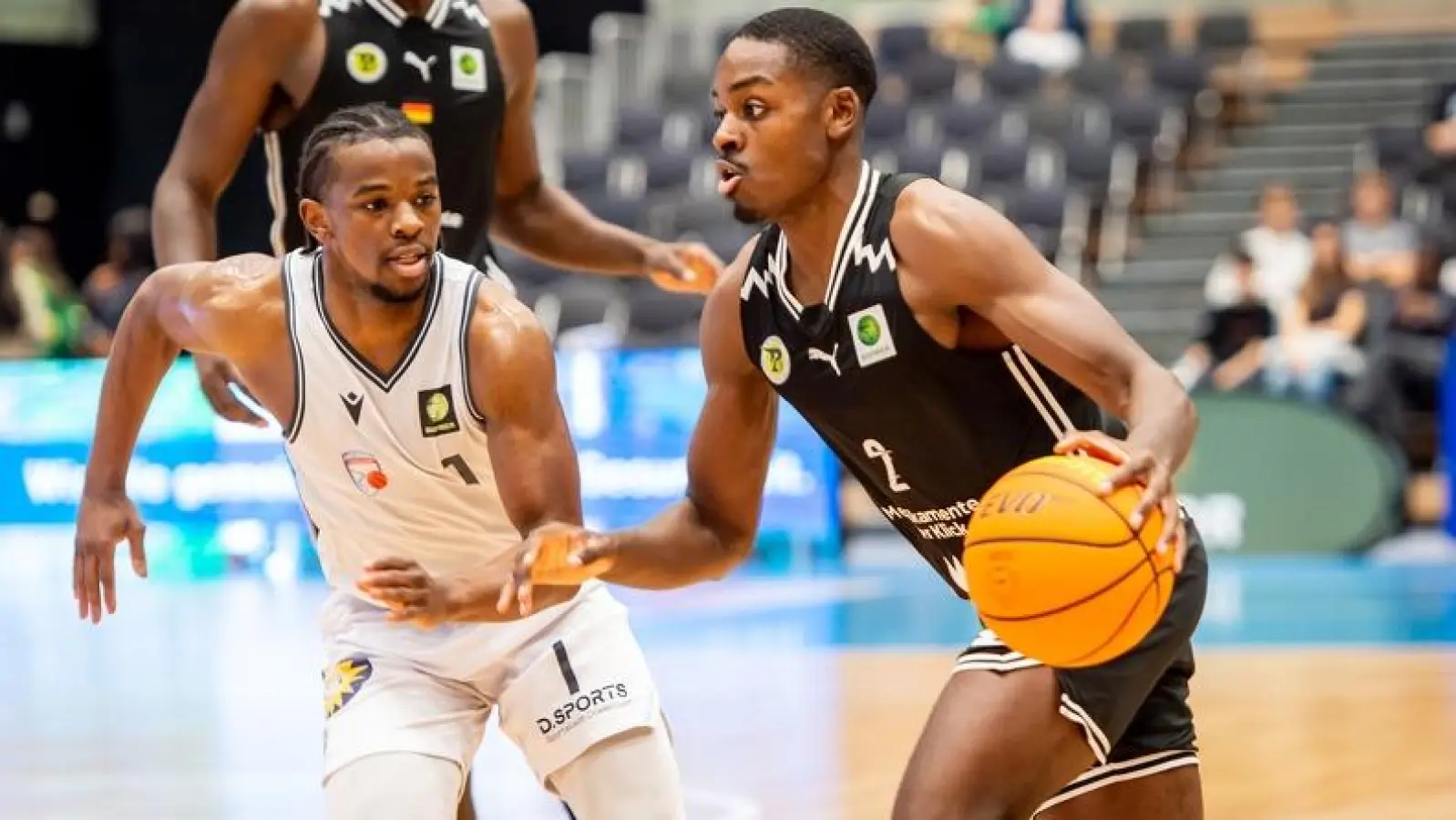 Den Sieg aus dem Hinspiel in Düsseldorf (im Bild eine Spielszene von Oktober 2024) will der BBC am Samstag in Bayreuth wiederholen. Tehree Horn (BBC Bayreuth, rechts) am Ball gegen den Düsseldorfer Isaiah Hart.<br><br> (Foto: Norbert Schulz)