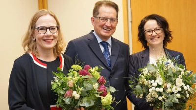 Dietmar Pawlik, Geschäftsführer der Klinikum Bayreuth GmbH, begrüßt die neue Ärztliche Direktorin Prof. Dr. Astrid Weyerbrock (links) und die neue Personaldirektorin Denise Holl (rechts).  (Foto: Klinikum Bayreuth GmbH)