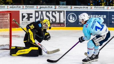 Am nach seiner Krankheitspause ins Tor der onesto Tigers zurückgekehrten Goalie Maximilian Meier (links) lag es nicht, dass die Bayreuther letztlich knapp gegen die Heilbronner Falken unterlagen. (Foto: Dirk Ellmer)