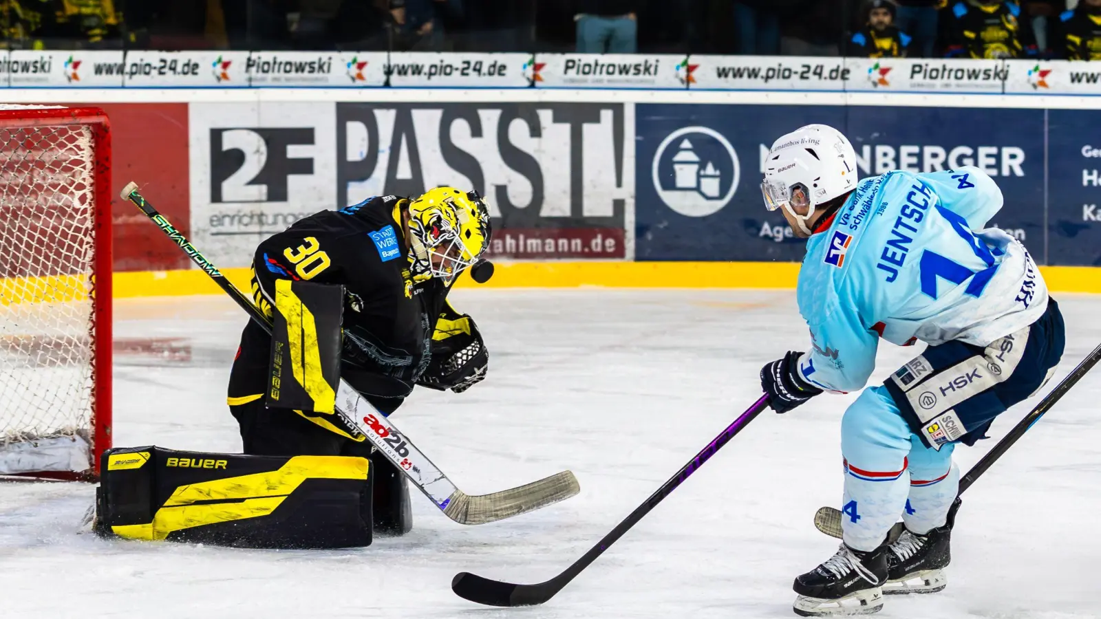 Am nach seiner Krankheitspause ins Tor der onesto Tigers zurückgekehrten Goalie Maximilian Meier (links) lag es nicht, dass die Bayreuther letztlich knapp gegen die Heilbronner Falken unterlagen. (Foto: Dirk Ellmer)
