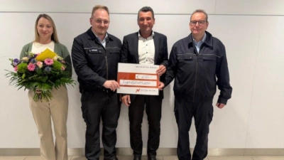 v.l.n.r.: Kundin Nicole Stingl, Stadtjugendwart Herr Tröger, Motor-Nützel Geschäftsführer <br>Ralf Beck, Stadtbrandrat Herr Ott (Foto: Motor-Nützel Gruppe)