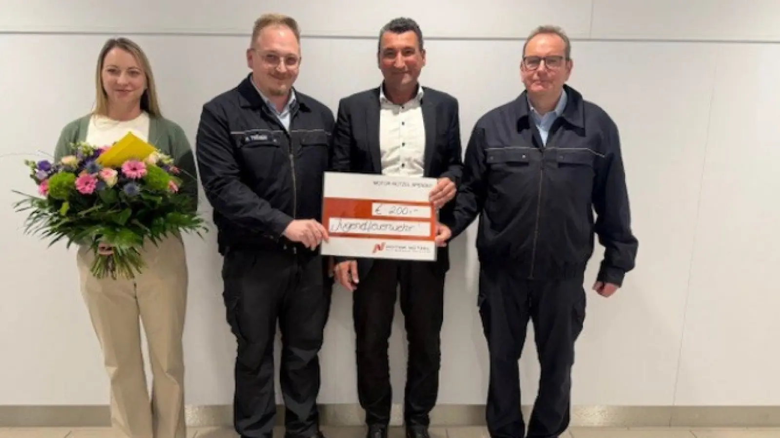 v.l.n.r.: Kundin Nicole Stingl, Stadtjugendwart Herr Tröger, Motor-Nützel Geschäftsführer <br>Ralf Beck, Stadtbrandrat Herr Ott (Foto: Motor-Nützel Gruppe)