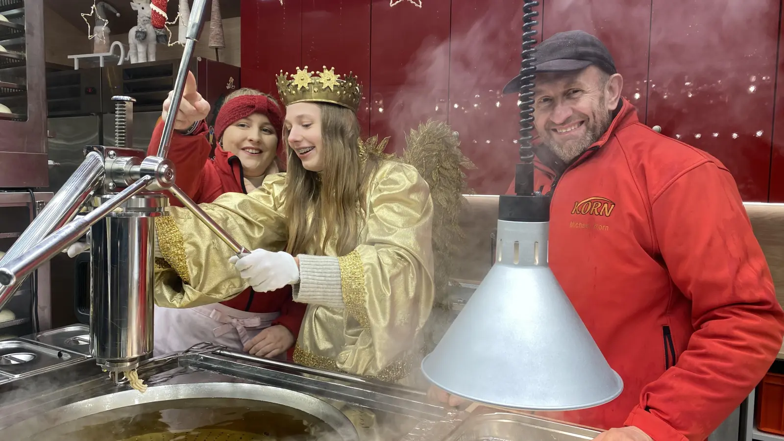 Kulinarisch wird bei Familie Korn auf dem Christkindlesmarkt jeder fündig - auch das Christkind durfte sich mal beim Machen von Churros ausprobieren.  (Foto: jm)