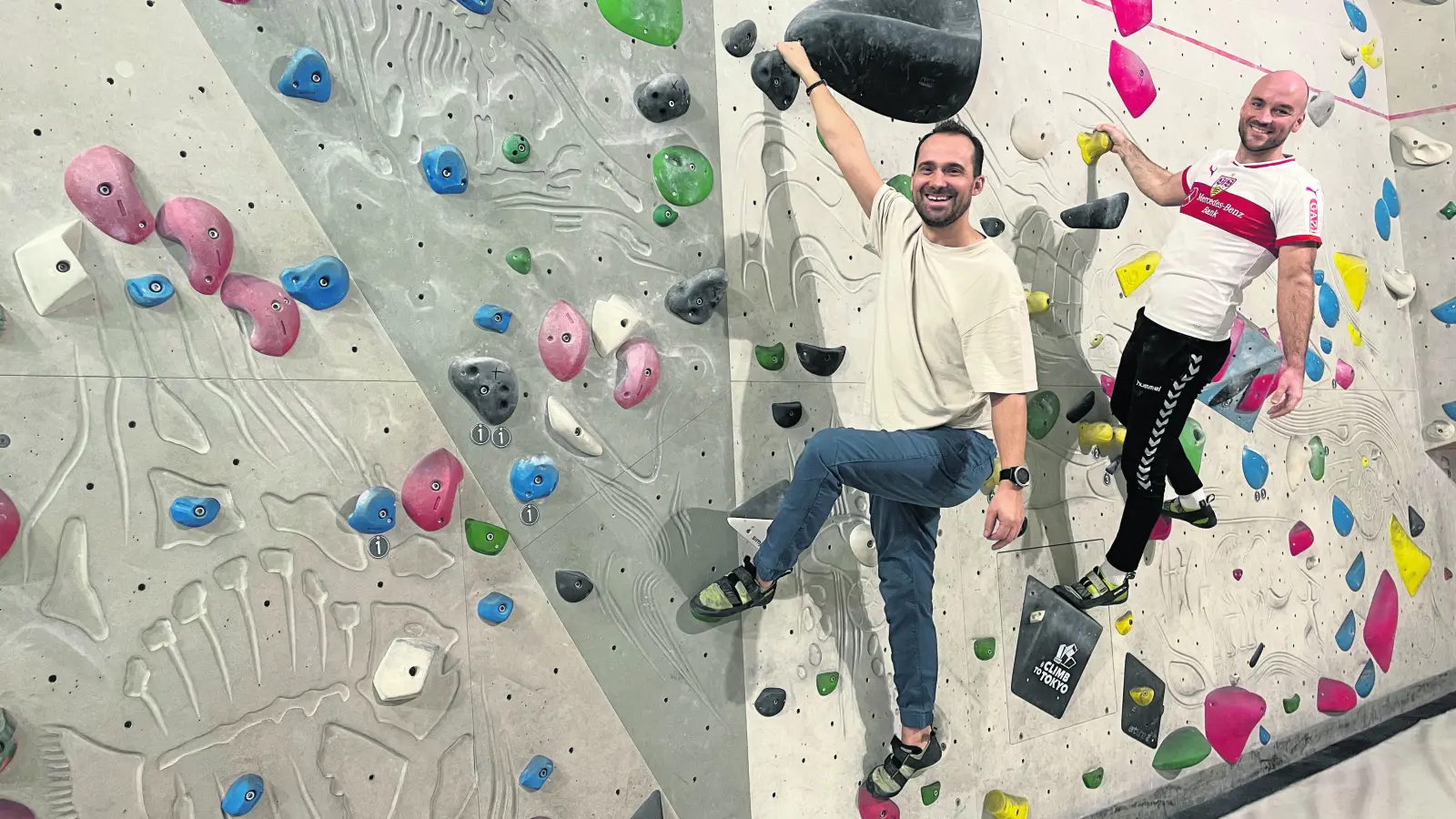 Die Physio- und Klettertherapeuten Marcus Griesshammer (links) und Jonas Merz fahren mehrmals pro Woche mit den Kindern und Jugendlichen ins DAV-Kletterzentrum.  (Foto: GeBO/Andrea Franz)