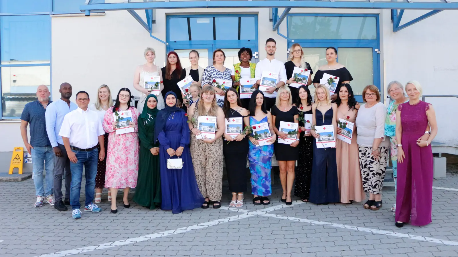 Die Absolventinnen und Absolventen der BRK-Schulen Pflege Jahrgang 2024 mit dem Team ihrer Lehrkräfte um Schulleiterin Sandra Zahn und Bildungsreferent des BRK-Kreisverbandes Bayreuth, Marcel Hauswurz.  (Foto: BRK-Bayreuth / Tobias Schif )