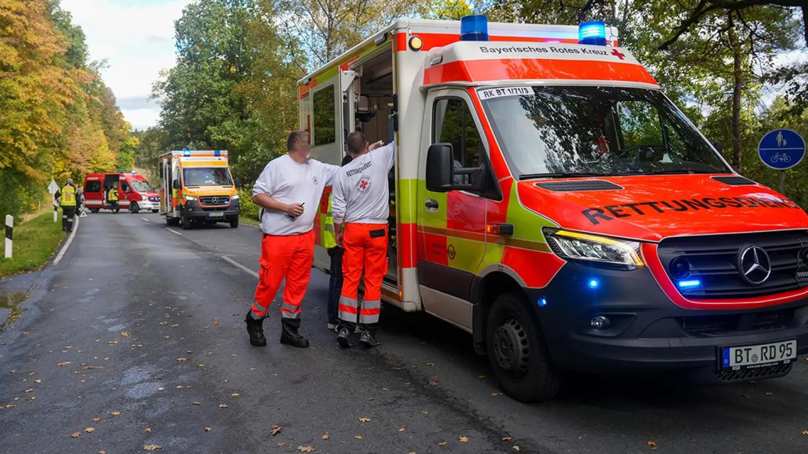 Die Rettungskräfte an der Unfallstelle südwestlich von Bayreuth. (Foto: BRK-Kreisverband Bayreuth)