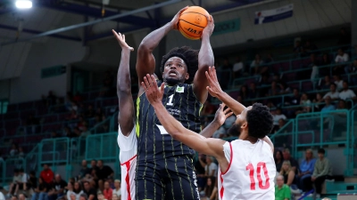 Taje Kelly, hier am Ball bei einem Vorbereitungsspiel für die Saison 2025/26, wird auch in der kommenden Spielzeit 2026/27 in Bayreuth auflaufen und hofft darauf, nach seiner schweren Verletzung Spielpraxis zu bekommen. (Foto: BBC Bayreuth/Peter Kolb)
