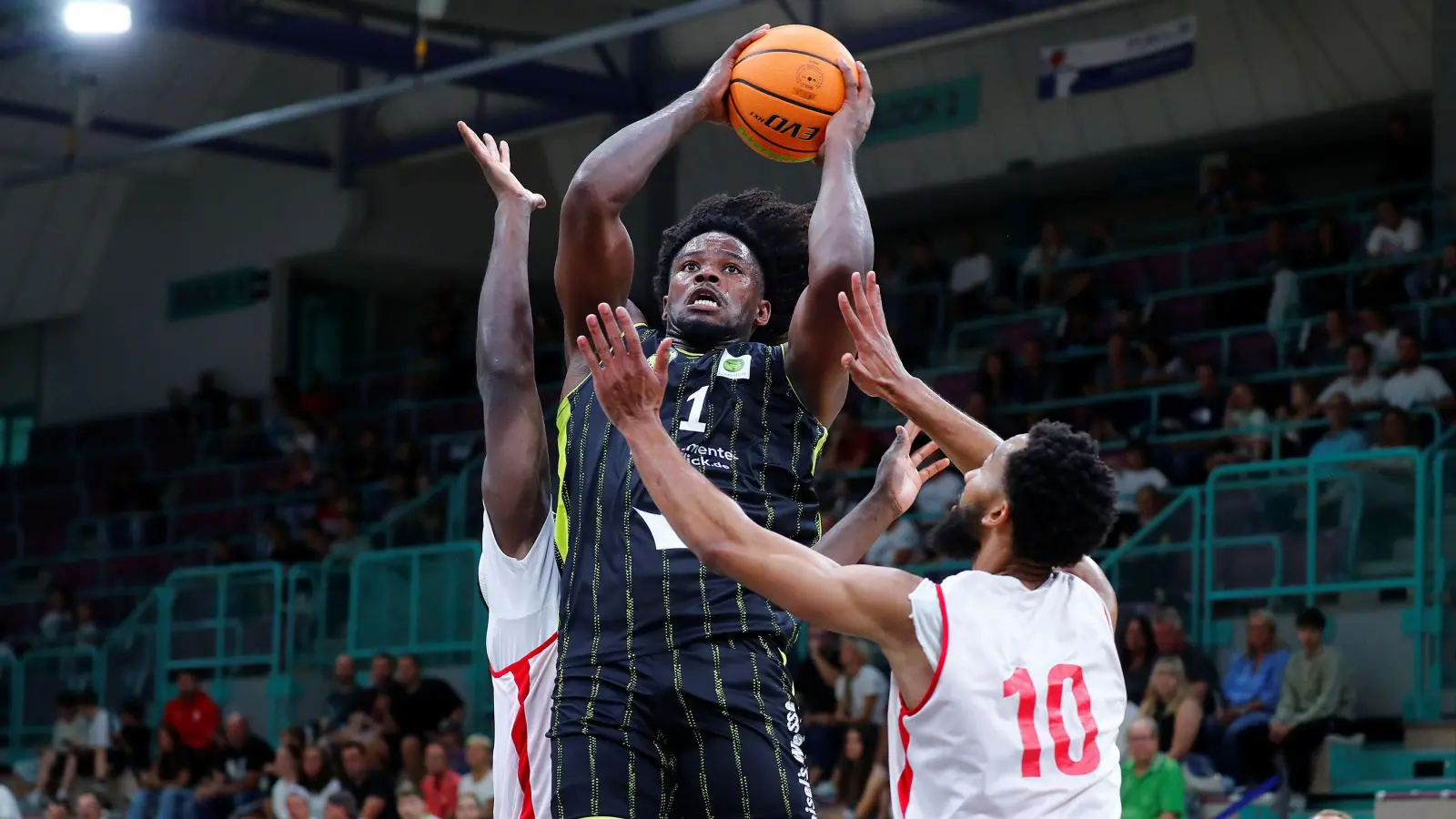 Taje Kelly, hier am Ball bei einem Vorbereitungsspiel für die Saison 2025/26, wird auch in der kommenden Spielzeit 2026/27 in Bayreuth auflaufen und hofft darauf, nach seiner schweren Verletzung Spielpraxis zu bekommen. (Foto: BBC Bayreuth/Peter Kolb)