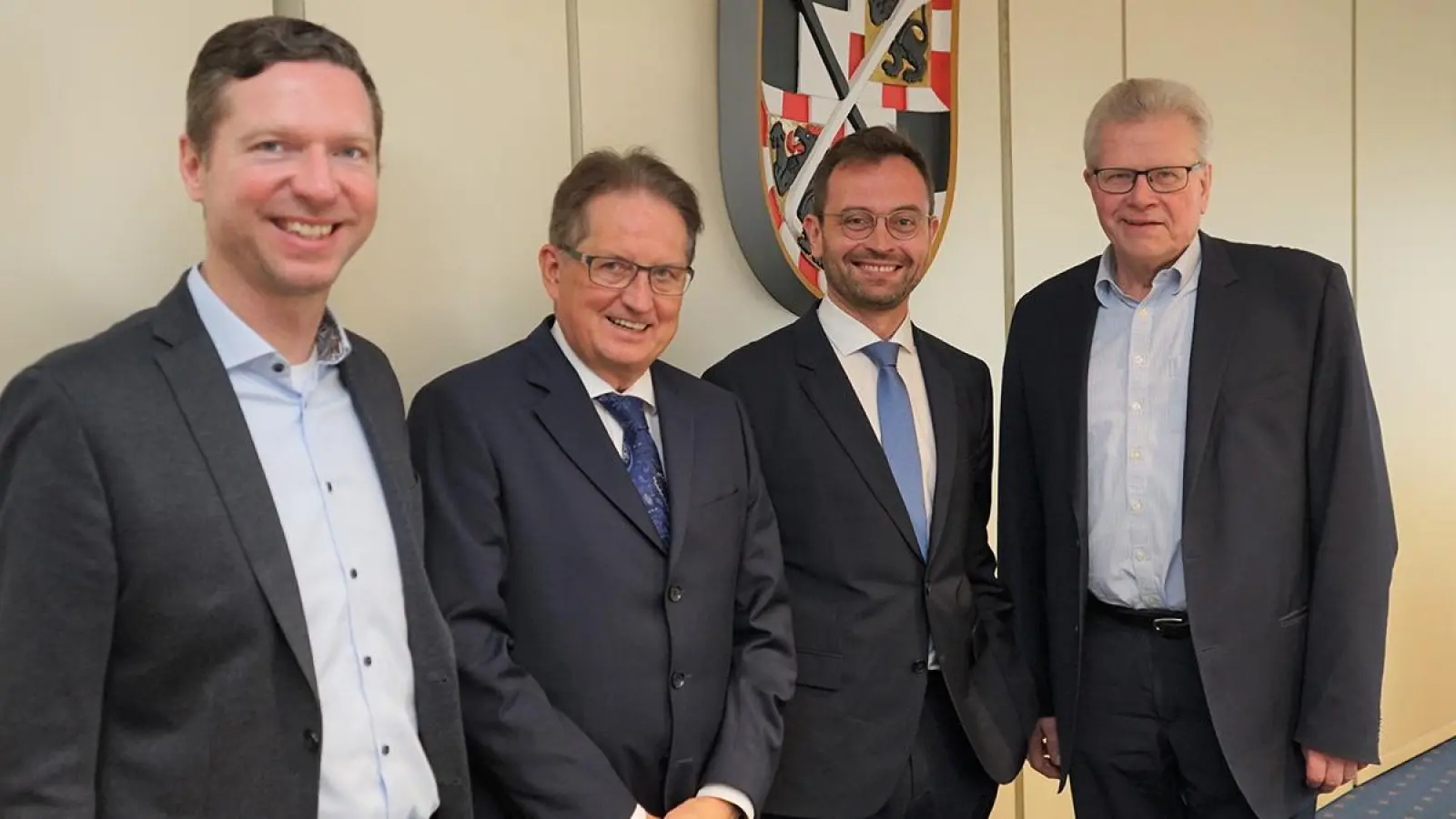 Prof. Dr. med. Christian Heim (zweiter von rechts) wird neuer Direktor der Klinik für Herz- und Gefäßchirurgie an der Klinikum Bayreuth GmbH. Aufsichtsratsvorsitzender Oberbürgermeister Thomas Ebersberger (rechts) Zweckverbandsvorsitzender Landrat Florian Wiedemann (links) und Geschäftsführer Dietmar Pawlik gratulierten zur Ernennung. (Foto: red)