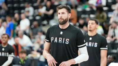 Leon Kratzer (Mitte) wechselt nach zwei Jahren bei Paris Basketball zum FC Bayern München Basketball. (Foto: privat)