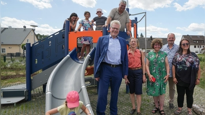 V.l.: Oberbürgermeister Thomas Ebersberger, Stadtgartenamtsleiter Robert Pfeifer, die Stadträtinnen Sabine Steininger und Ingrid Heinritzi-Martin, Stadtrat Jörg Grieshammer und die Behindertenbeauftragte der Stadt Bayreuth, Bettina Wurzel. (Foto: Stadt Bayreuth )