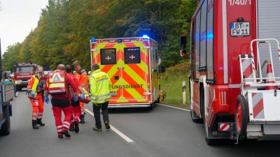Zwei Todesopfer im Alter von 75 und 80 Jahren forderte ein Unfall auf der B2 zwischen Creußen und Bayreuth im Oktober 2023. (Archivbild: BRK-Kreisverband Bayreuth)