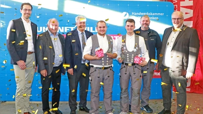 Die Handwerkskammer für Oberfranken zeichnete Tima Arnold und Jakob Distler (Mitte von links) für Ihren Weltmeistertitel aus. Es gratulierten (von links) Hauptgeschäftsführer der HWK für Mittelfranken, Dr. Rainer-Johannes Wolf, der stellvertretende Landrat aus Forchheim, Otto Siebenhaar, der Präsident der HWK für Oberfranken, Matthias Graßmann, HWK-Ausbildungsmeister Frank Heinisch und Reinhard Bauer, Hauptgeschäftsführer der HWK für Oberfranken. (Foto: HWK für Oberfranken)