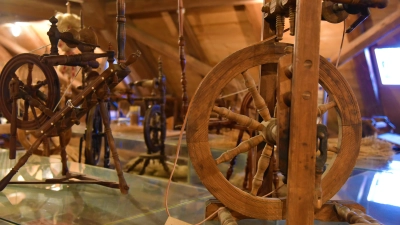 Spinnräder im Museum für bäuerliche Arbeitsgeräte. (Foto: Johannes Kempf)