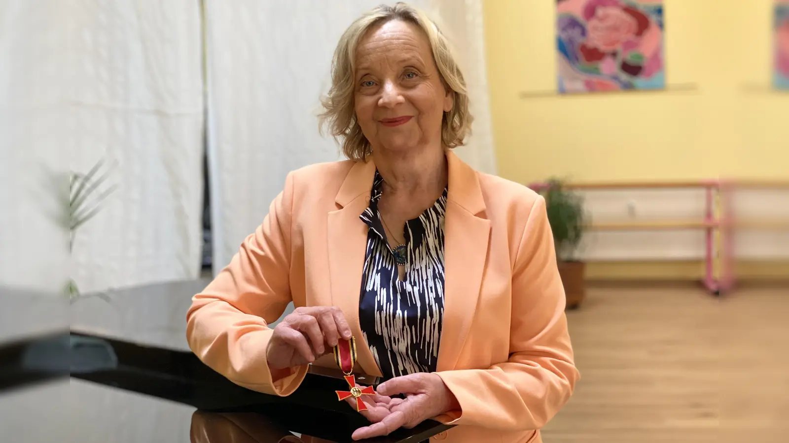 Barbara Baier mit Bundesverdienstkreuz in der Zamirhalle. (Foto: Lenkeit)