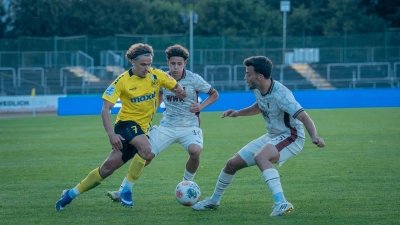 Der von der zweiten Mannschaft der SpVgg Greuther Fürth gekommene Marlon Fries (links, hier in einer Spielszene in der Auftaktpartie gegen den FC Augsburg II) will am Samstag auch in der Partie bei seinem Ex-Verein zu den Leistungsträgern der Altstadt zählen. (Foto: SpVgg Bayreuth/Simon Helfensdörfer)