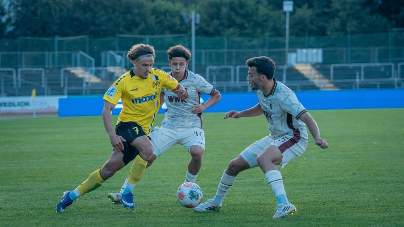 Der von der zweiten Mannschaft der SpVgg Greuther Fürth gekommene Marlon Fries (links, hier in einer Spielszene in der Auftaktpartie gegen den FC Augsburg II) will am Samstag auch in der Partie bei seinem Ex-Verein zu den Leistungsträgern der Altstadt zählen. (Foto: SpVgg Bayreuth/Simon Helfensdörfer)