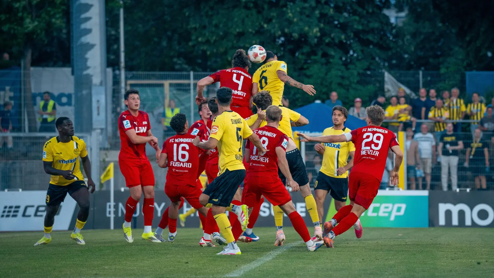 Nach der Heimniederlage gegen den FC Memmingen (im Bild eine Spielszene) will die SpVgg Bayreuth am Freitag in Schweinfurt wieder punkten. (Foto: SpVgg Bayreuth/Simon Helfensdörfer)