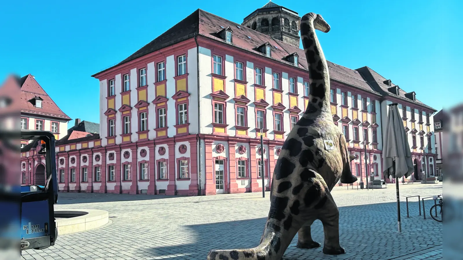 Der Dino behält die Lage im Blick: Wann werden die ersten Gäste einkehren und ein Augustiner-Bier genießen können? (Foto: gmu)