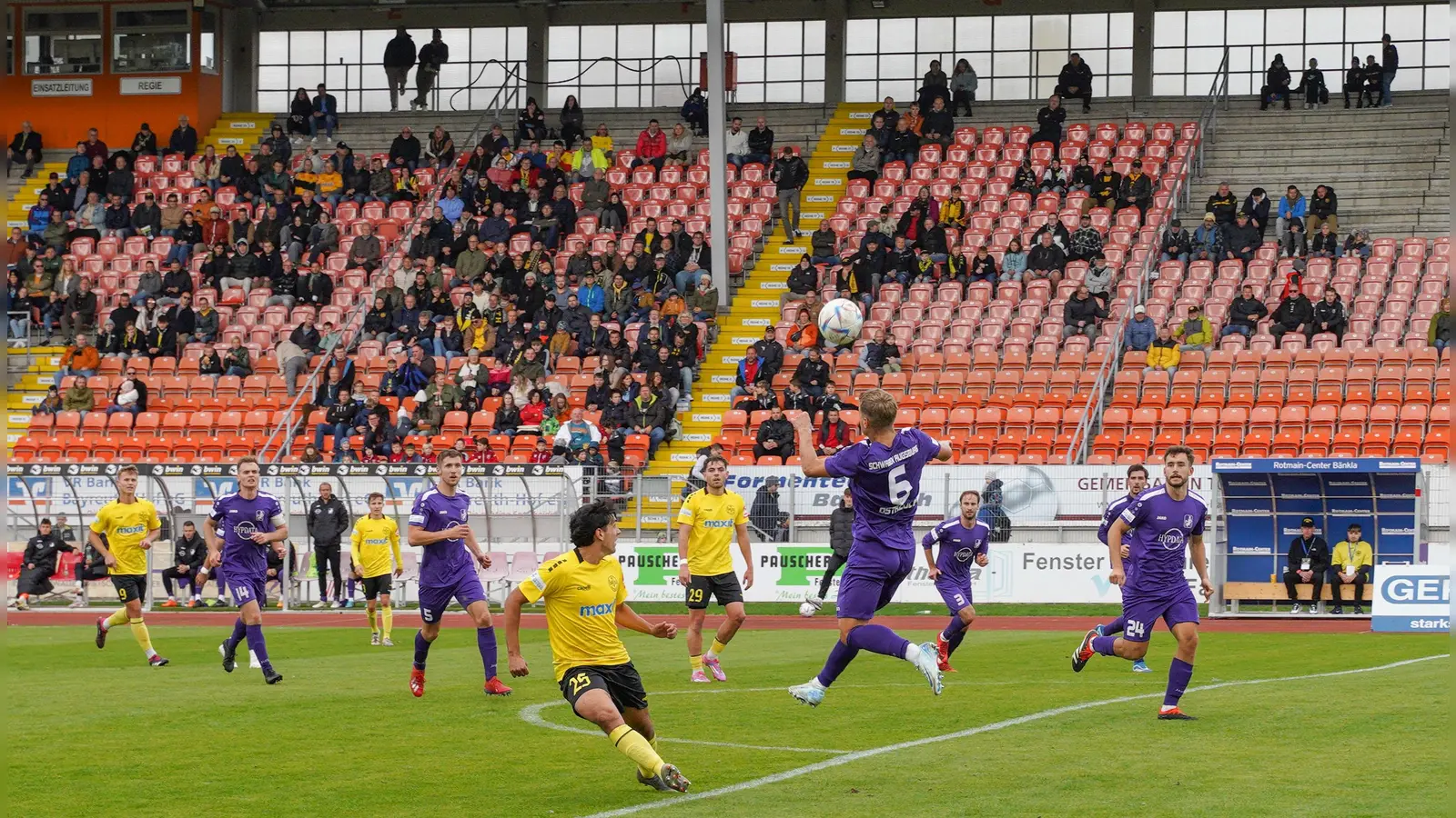 Eng und hart umkämpft wie das Hinspiel (Bild) war auch das heutige Rückspiel zwischen Schwaben Augsburg und der SpVgg Bayreuth. (Foto: Archiv/sd)