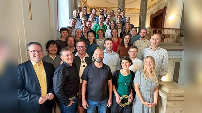 Die Lehrgangsabsolventinnen und -absolventen mit Regierungspräsident von Oberfranken Florian Luderschmid (vorne links), Lehrgangsleiterin Iris Prey (vorne, 2. von rechts) und Lehrgangsleiter Hermann Ebert (links hinter Frau Prey) (Foto: Kristina Will, Regierung von Oberfranken)