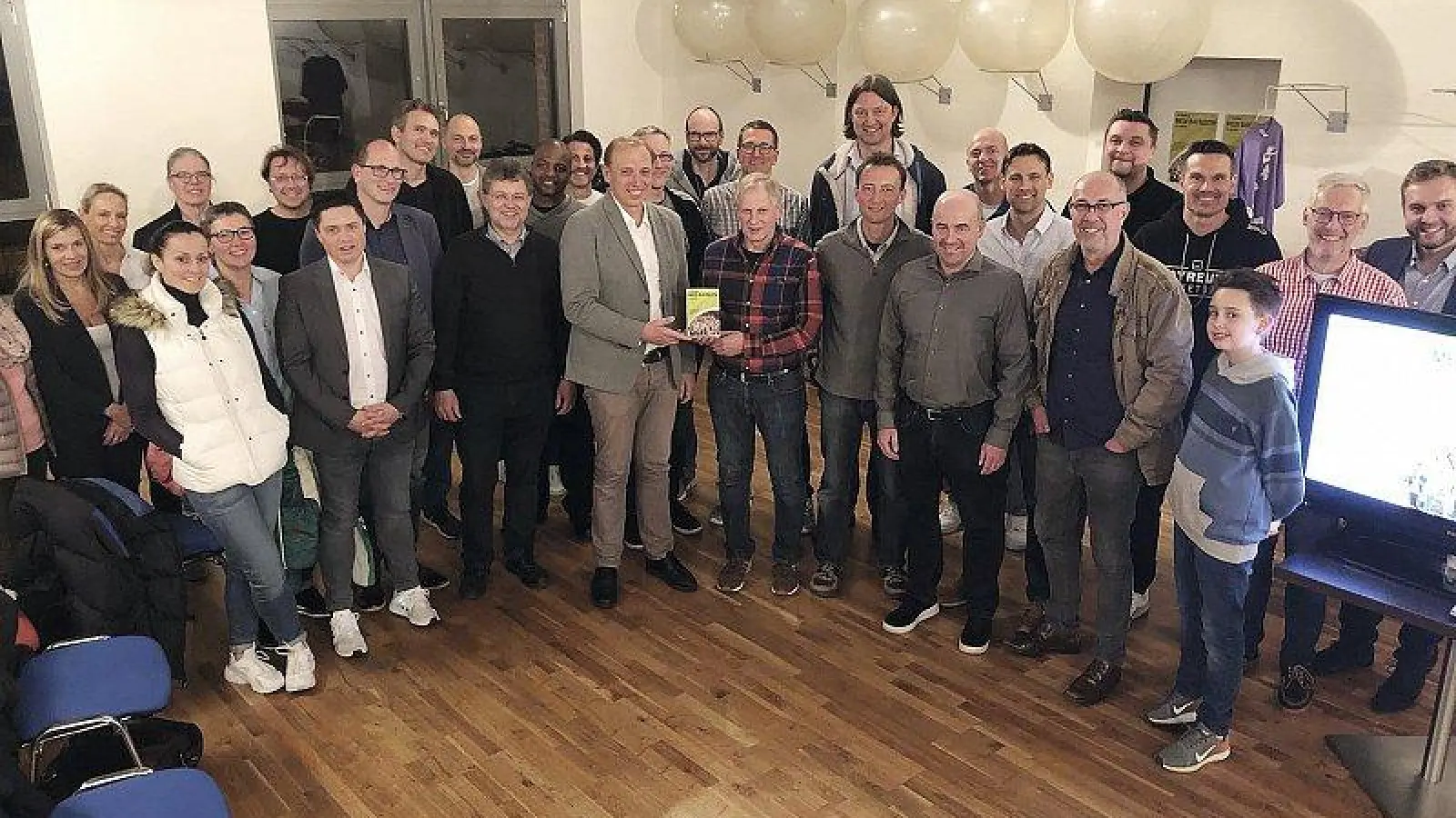 Groß war das Interesse von ehemaligen und aktuellen Akteuren sowie eingefleischten Fans des Bayreuther Basketballs, als Autor Dino Reisner (vorne, dritter von rechts) aus seinem neuen Buch »111 Gründe, medi Bayreuth zu lieben« las, Foto: Andi Bär (Foto: inBayreuth.de)