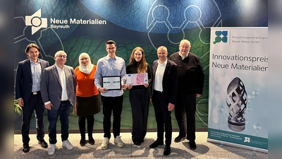 Preisträger Leon Meyer mit von links: Prof. Holger Ruckdäschel (NMB-Geschäftsführer), Stephan Braun (KSB Pegnitz), Dr. Haneen Daoud (Stellvertretende NMB-Bereichsleiterin Metalle), Agata Kulig (NMB), Laudator Siegmar Schnabel (Hauptgeschäftsführer IHK zu Coburg) und Klaus Smolik (Vorstand Forschungsvereinigung Neue Materialien e. V.) (Foto: NMB/Nico Geis)