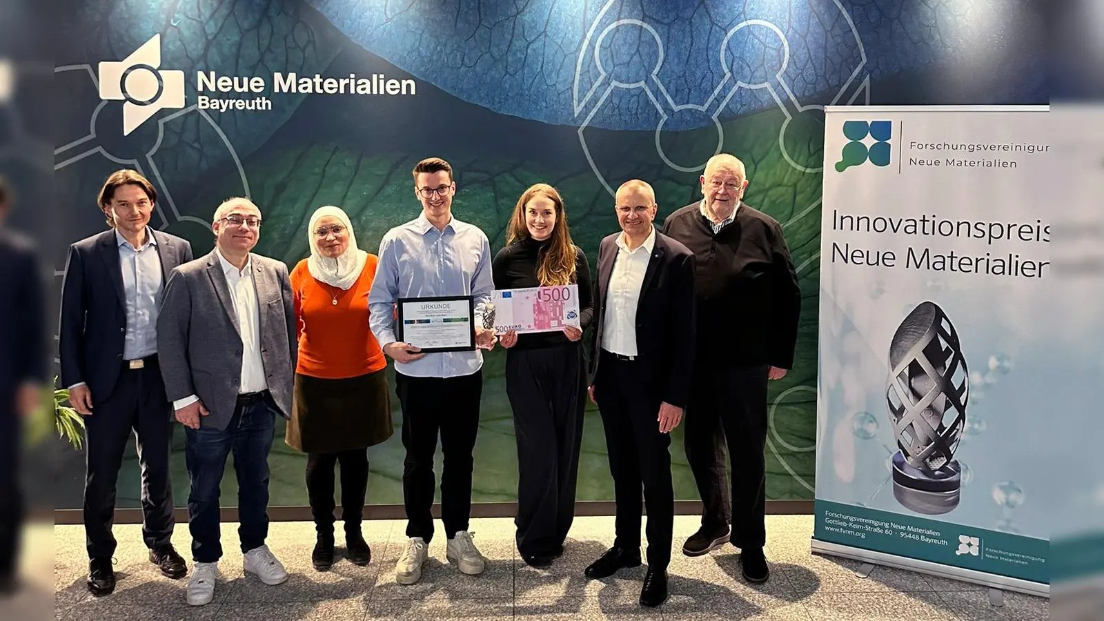 Preisträger Leon Meyer mit von links: Prof. Holger Ruckdäschel (NMB-Geschäftsführer), Stephan Braun (KSB Pegnitz), Dr. Haneen Daoud (Stellvertretende NMB-Bereichsleiterin Metalle), Agata Kulig (NMB), Laudator Siegmar Schnabel (Hauptgeschäftsführer IHK zu Coburg) und Klaus Smolik (Vorstand Forschungsvereinigung Neue Materialien e. V.) (Foto: NMB/Nico Geis)
