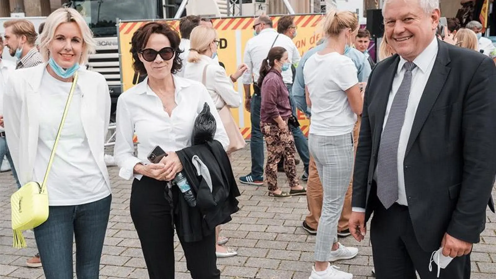 V.l.n.r. Die Schausteller Elke Sommerer-Maisel und Gudrun Sommerer im Gespräch mit dem Bundestagsmitglied Thomas Hacker (FDP). (Foto: Thomas Hacker MdB)