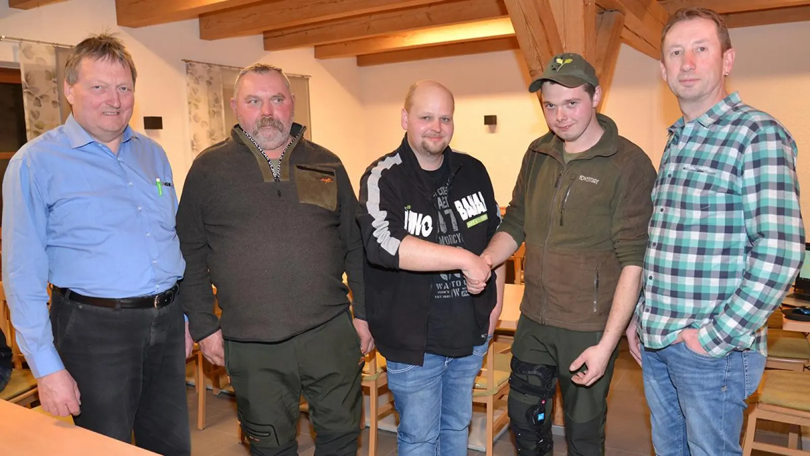 Von links: Bürgermeister Karl Lappe, Jagdpächter Werner Hartmann, Jagdvorstand Christian Rettner, Jagdpächter Marco Hartmann, stellvertretender Jagdvorsteher Gerhard Schmidt. (Foto: Dieter Jenß)